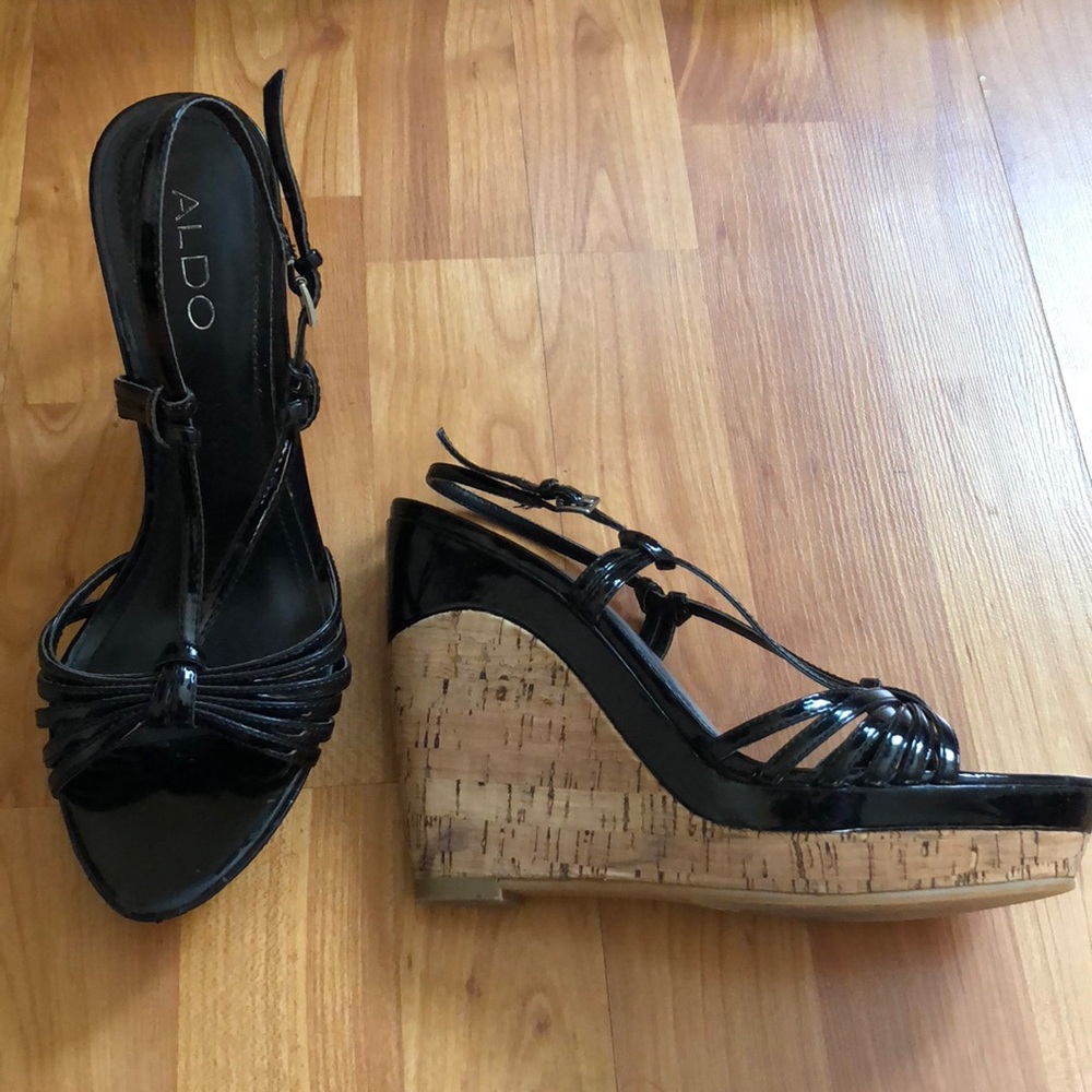 Black wedges